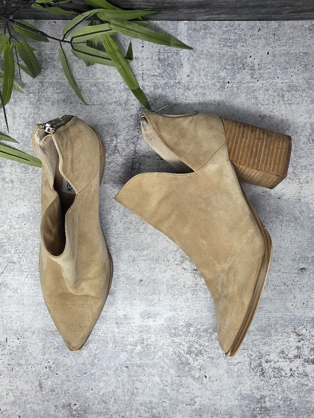 Steve Madden Cedar Beige Pointed Toe Side Cutout Suede Ankle Booties Size 9.5
